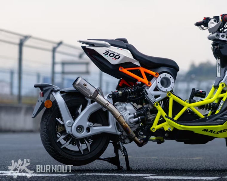 BURNOUTチタンフルエキゾーストマフラー ITALJETイタルジェット300